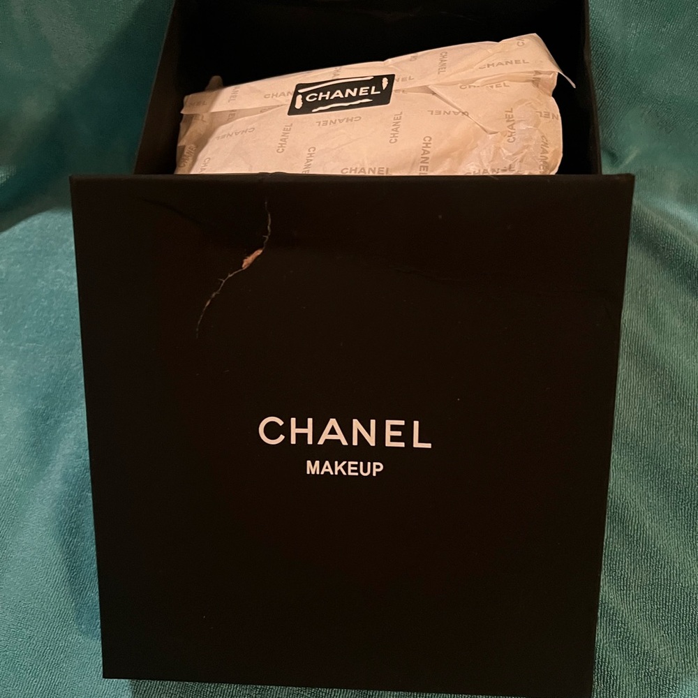 Chanel Cream and Gold Shoulder Bag - Picture 2 of 7